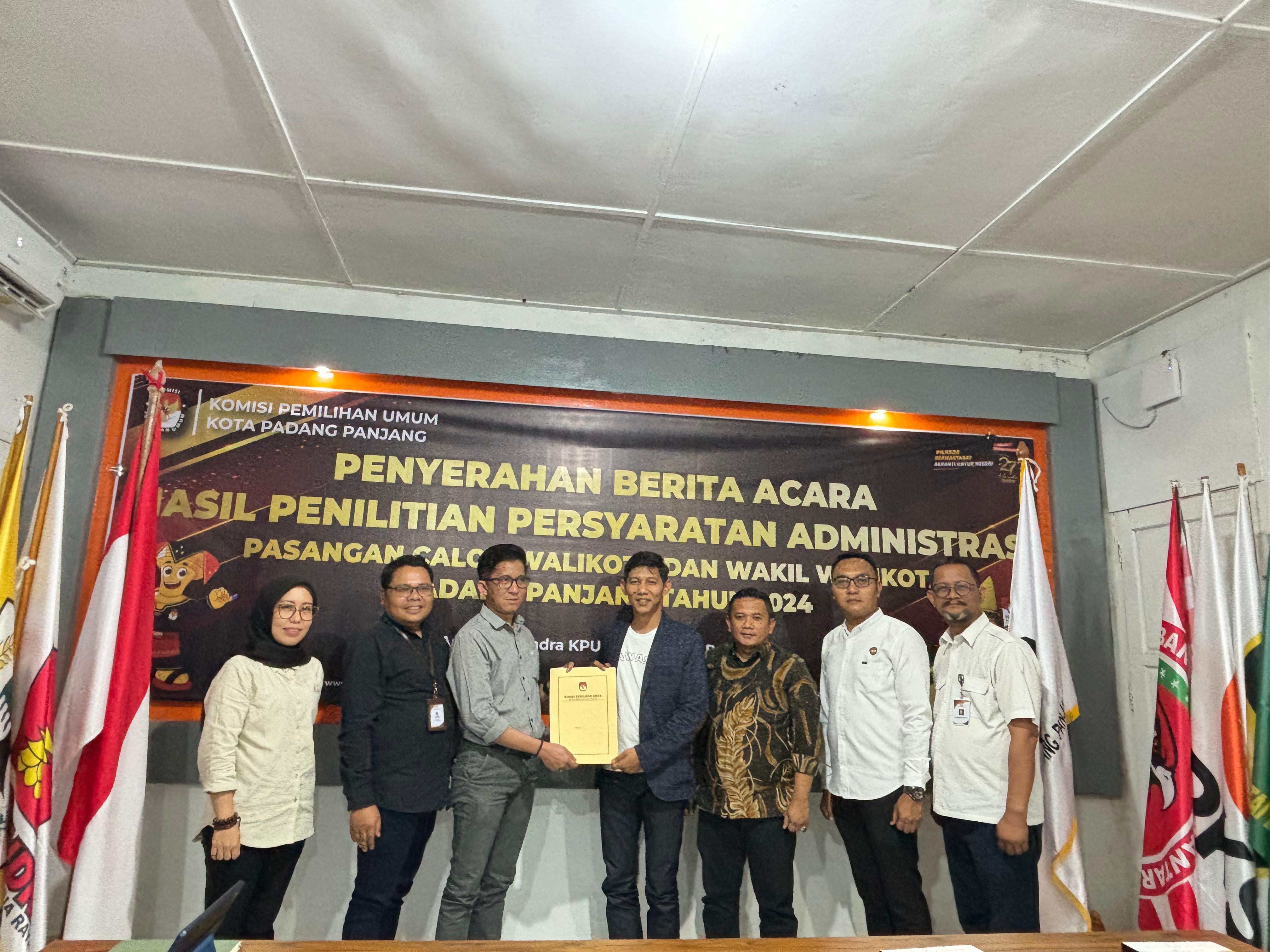 Penyerahan Hasil Penelitian Persyaratan Administrasi Pasangan Calon