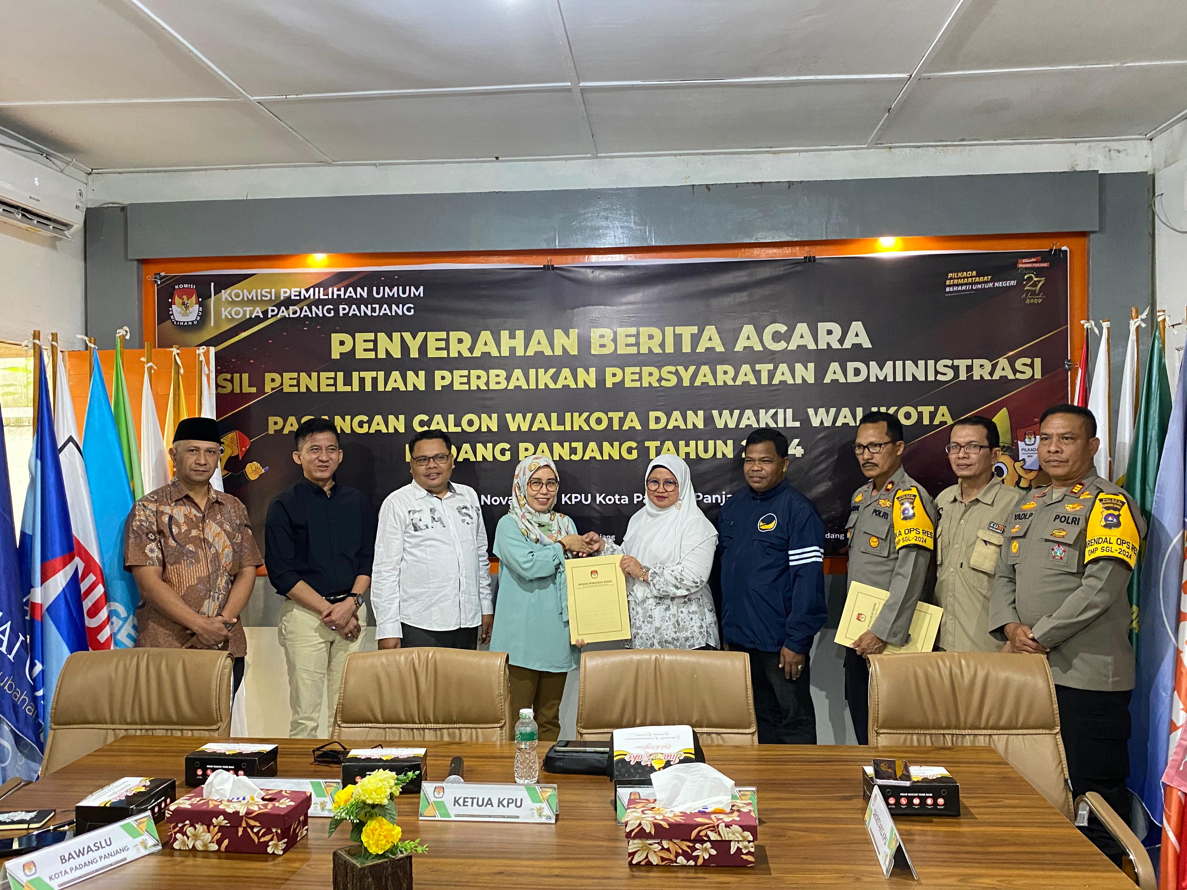 Penyerahan Berita Acara Hasil Penelitian Perbaikan Persyaratan Administrasi Pasangan Calon