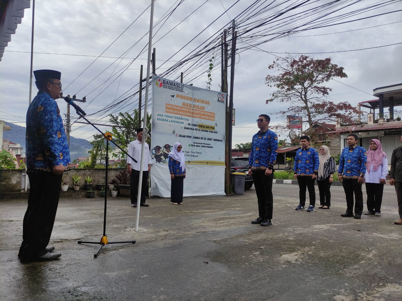 Koordinator Sekretariat Bawaslu Kota Padang Panjang sebagai Pembina Upacara Peringatan Hari Kesaktian Pancasila