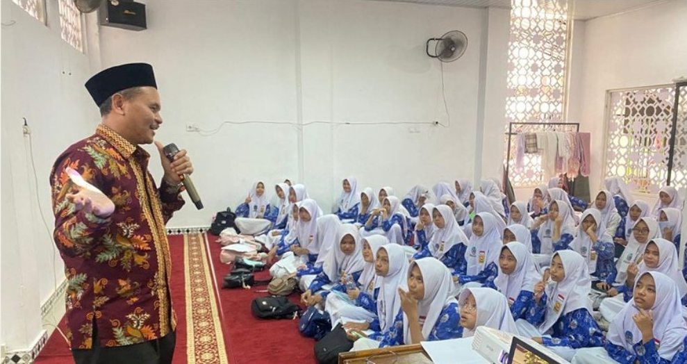 Penyampaian Materi Demokrasi dari Anggota Bawaslu Kota Padang Panjang