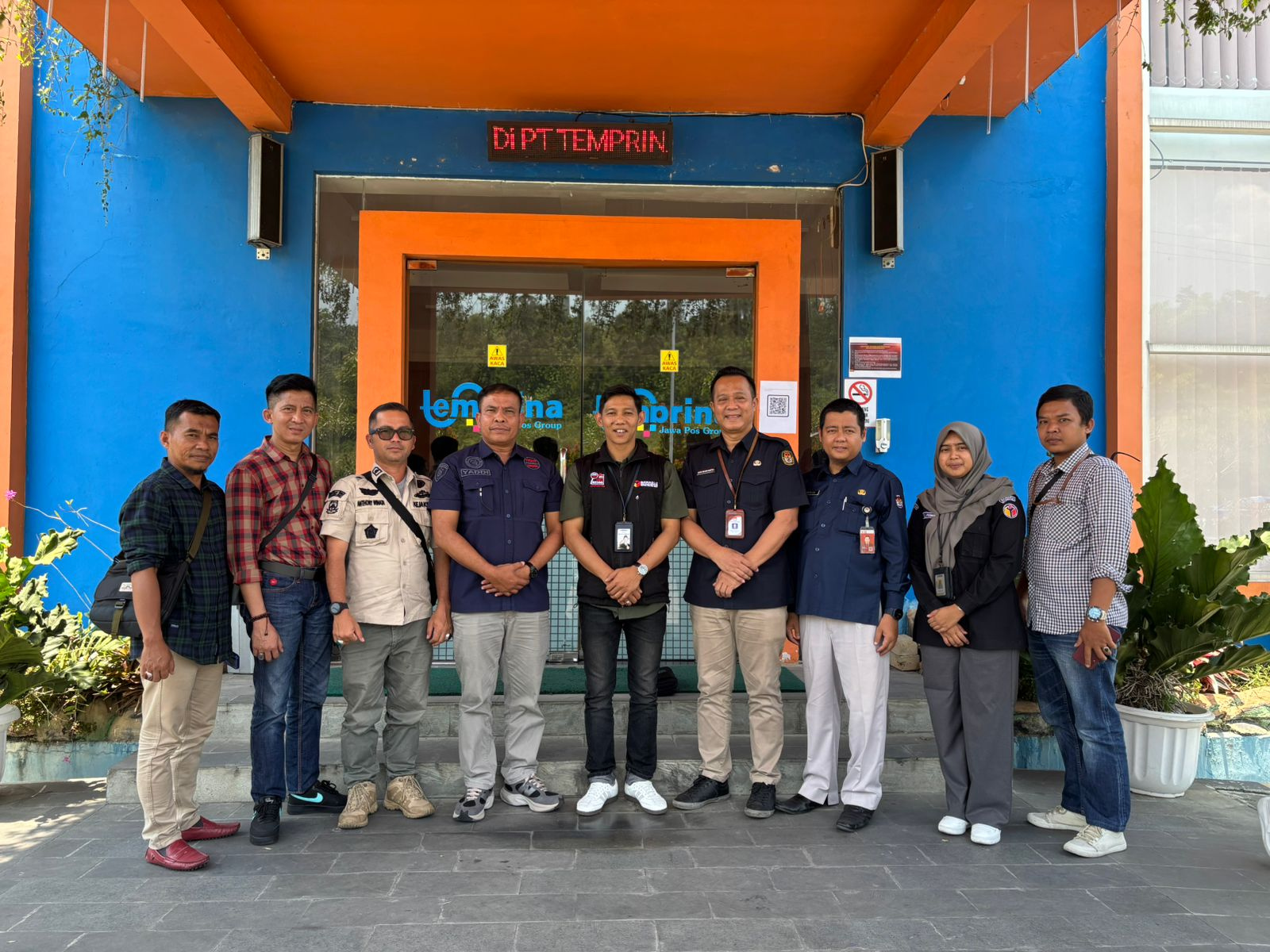 Foto Bersama di depan Kantor Pencetakan Surat Suara Pemilihan Tahun 2024