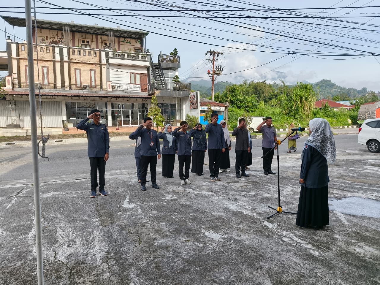 Koordinator Sekretariat Bawaslu Kota Padang Panjang Pimpin Apel Senin Pagi