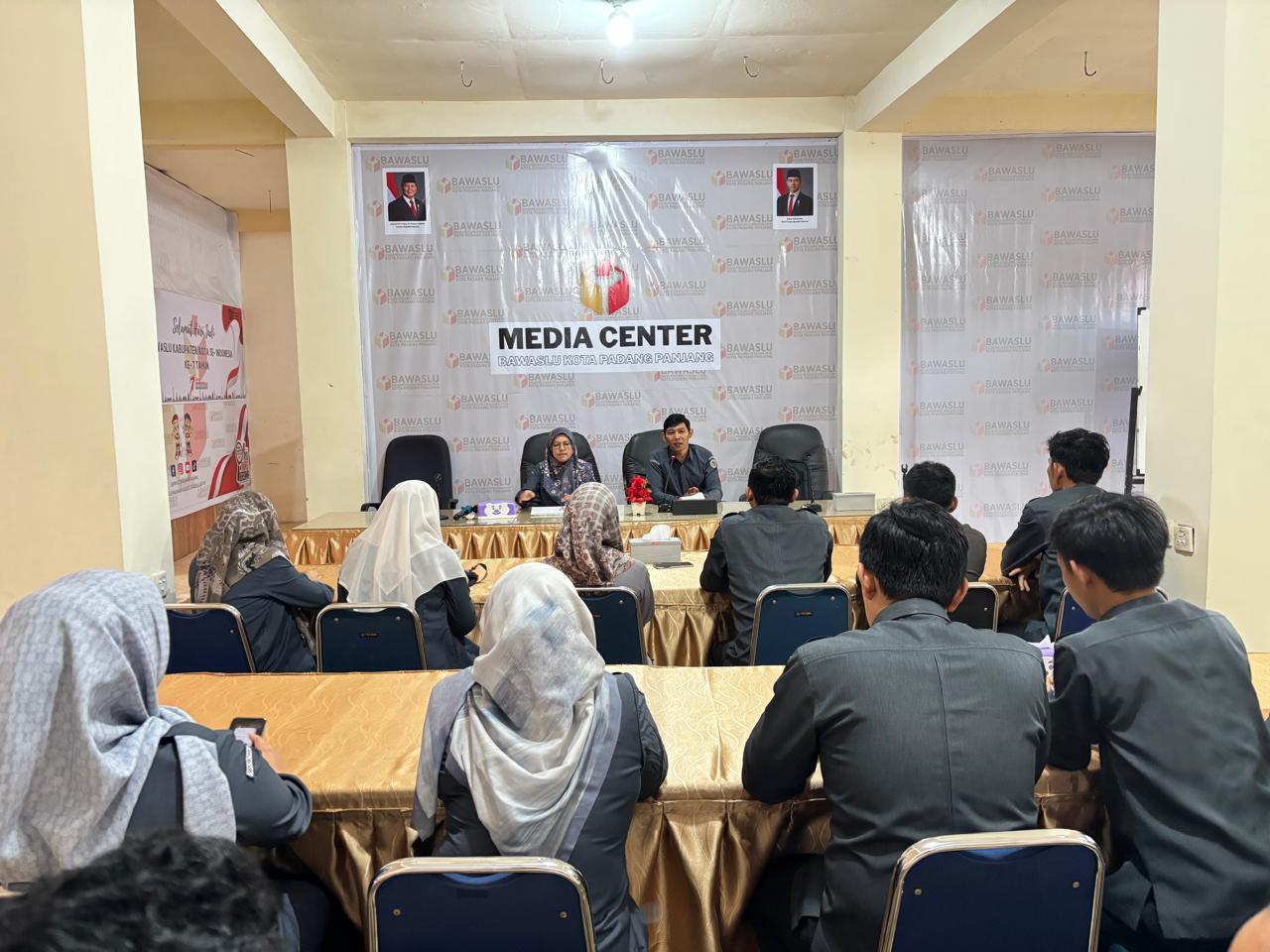 Staf Sekretariat hadiri rapat evaluasi bulanan sekretariat