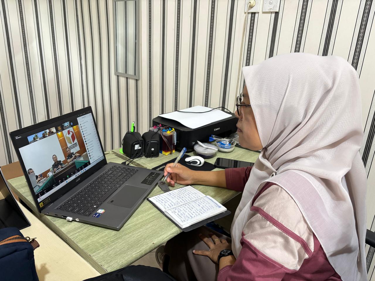 Koordinator Sekretariat Bawaslu Kota Padang Panjang Ikuti Zoom Meeting