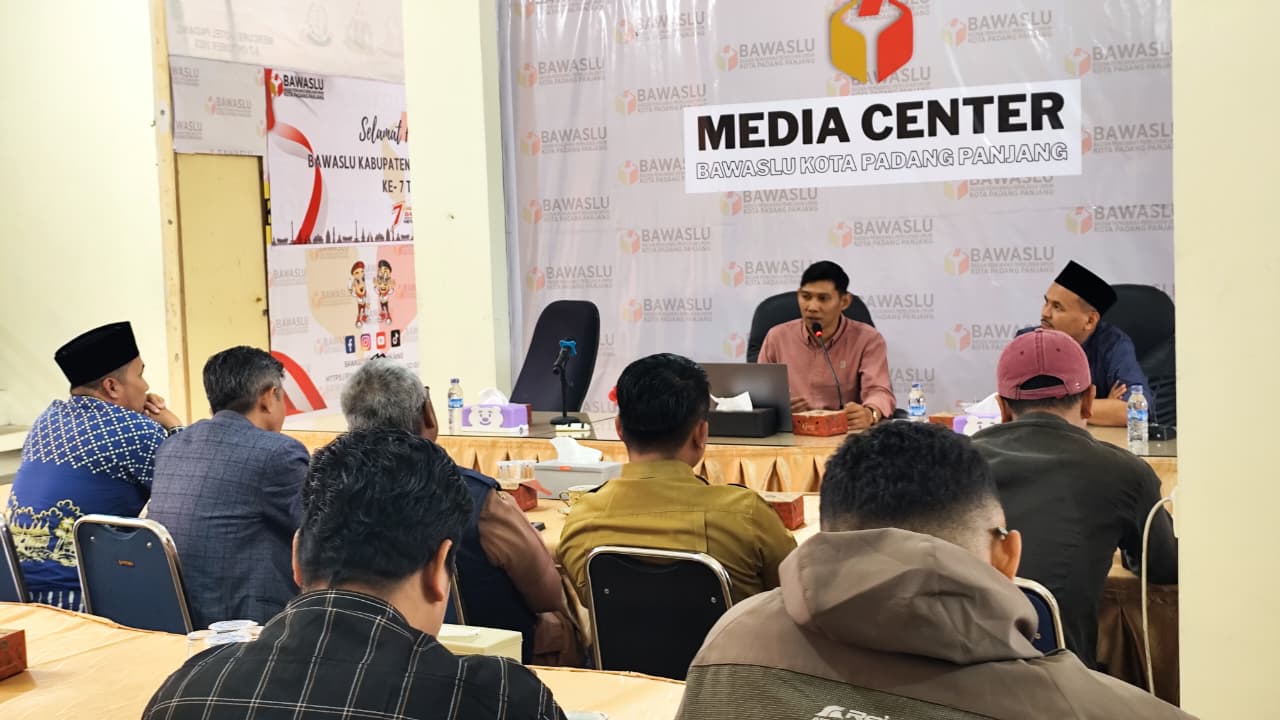 Diskusi demokrasi Bawaslu Kota Padang Panjang  bersama berbagai Organisasi Kemasyarakatan dan Pemuda (OKP) serta organisasi profesi se-Kota Padang Panjang pada Selasa (10/2/2026).