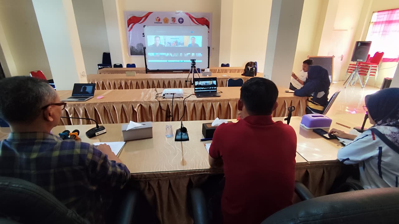 Ketua, Anggota,dan Korsek Bawaslu Kota Padang Panjang Saat Mengikuti Rapat Persiapan Ngabuburit Pengawasan secara daring . Kamis (12/2)