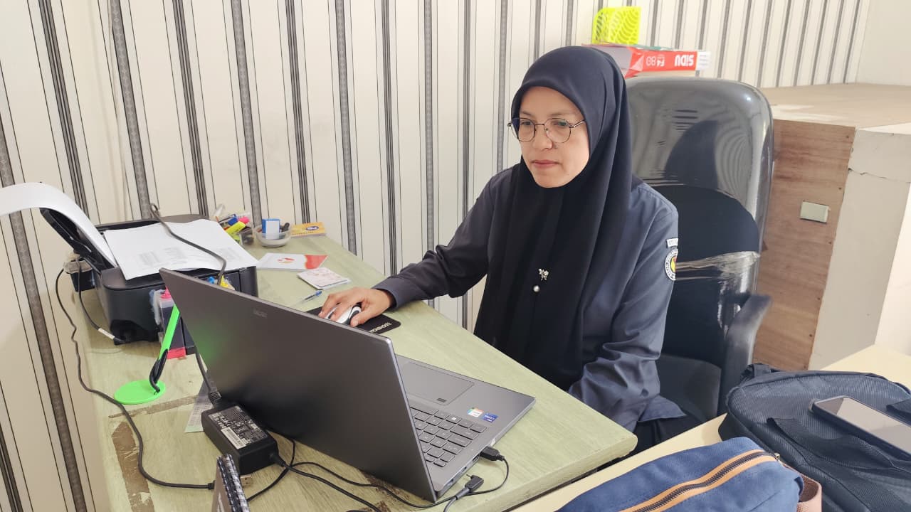 Koordinator Sekretariat Bawaslu Kota Padang Panjang, Novlinda  saat mengikut Rapat Evaluasi dan Pekmbinaan secara daring, Senin (23/02)saat mengikut 