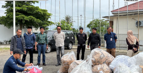 Pemusnahan barang persediaan non-arsip pasca-Pemilu dan Pemilihan Tahun 2024 yang diselenggarakan oleh KPU Kota Padang Panjang pada Selasa (03/02/2026).