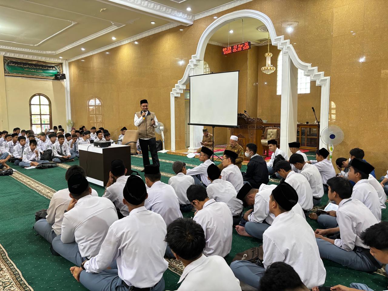 tim Bawaslu Kota Padang Panjang mengunjungi para santriwan dan santriwati SMA Negeri 3 Padang Panjang yang tengah melaksanakan kegiatan Pesantren Ramadhan di Masjid Ashliyah, Kota Padang Panjang.