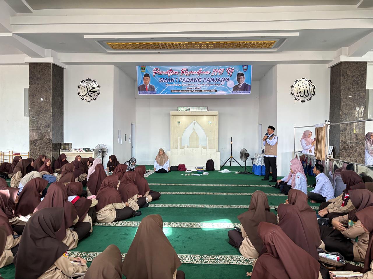 Anggota Bawaslu Padang Panjang, Agus Salim saat memberikan sosialisai kepada siswa/i SMA Negeri 1 Padang Panjang