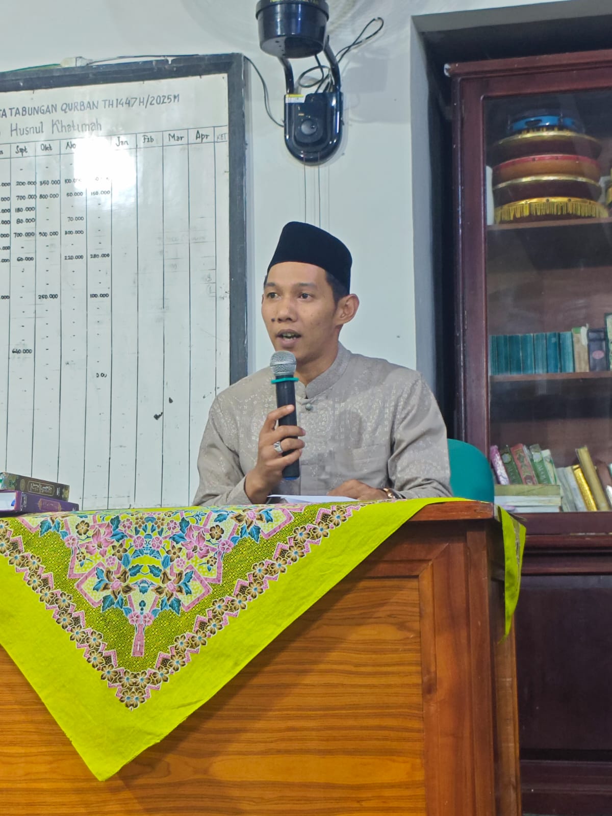Ketua Bawaslu Kota Padang Panjang, Hidayatul Fajri saat memberikan sambutan di Mushola Husnul Khotimah, Koto Panjang