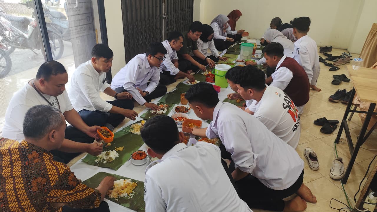 Tradisi makan bersama sebagai bentuk rasa syukur dan ajang mempererat tali silaturahmi antar-pegawai.