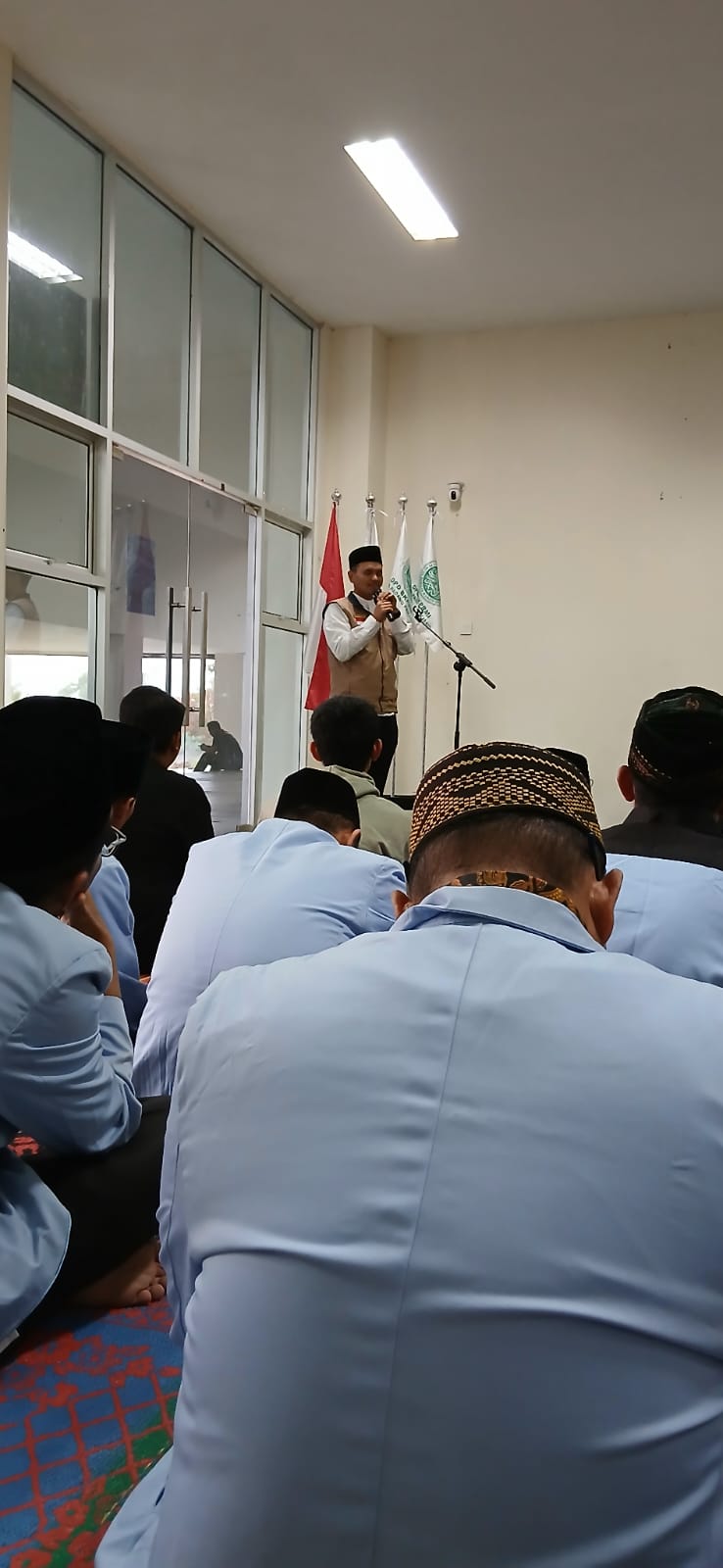 Anggota Bawaslu Padang Panjang Agus Salim Saat Melakukan Sosialisasi Pelantikan Pengurus Daerah Badan Komunikasi Pemuda Remaja Masjid Indonesia (BKPRMI) Kota Padang Panjang periode 2025-2030 di Masjid Manarul Ilmi Islamic Center, Minggu (8/3/2026).