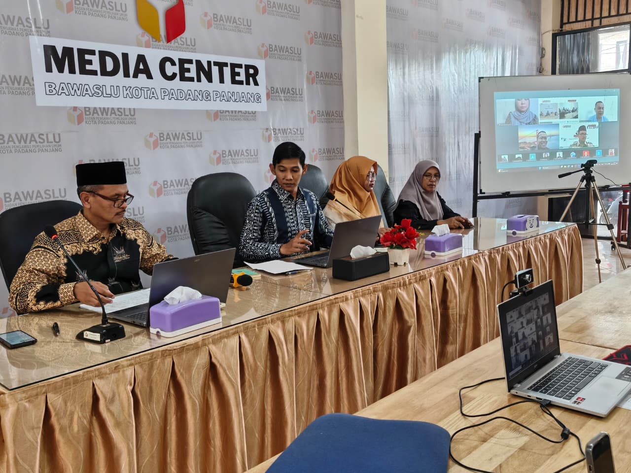 Ngabuburit Pengawasan Oleh Bawaslu Kota Padang Panjang, Selasa. 10/03
