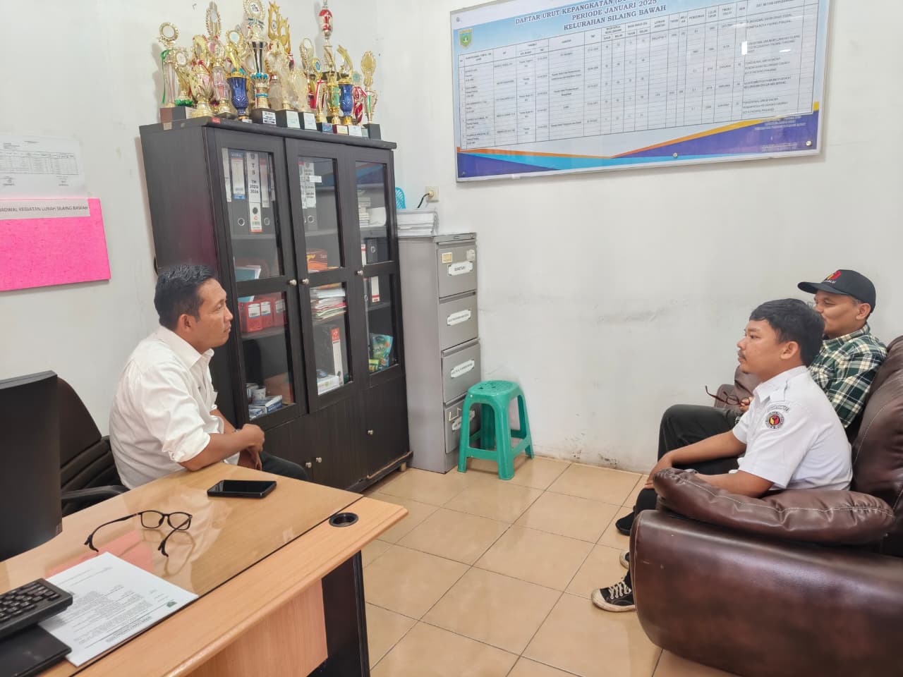 Anggota Bawaslu Kota Padang Panjang, Agus Salim, bersama jajaran staf sekretariat melakukan kunjungan koordinasi ke Kantor Lurah Silaing Bawah.