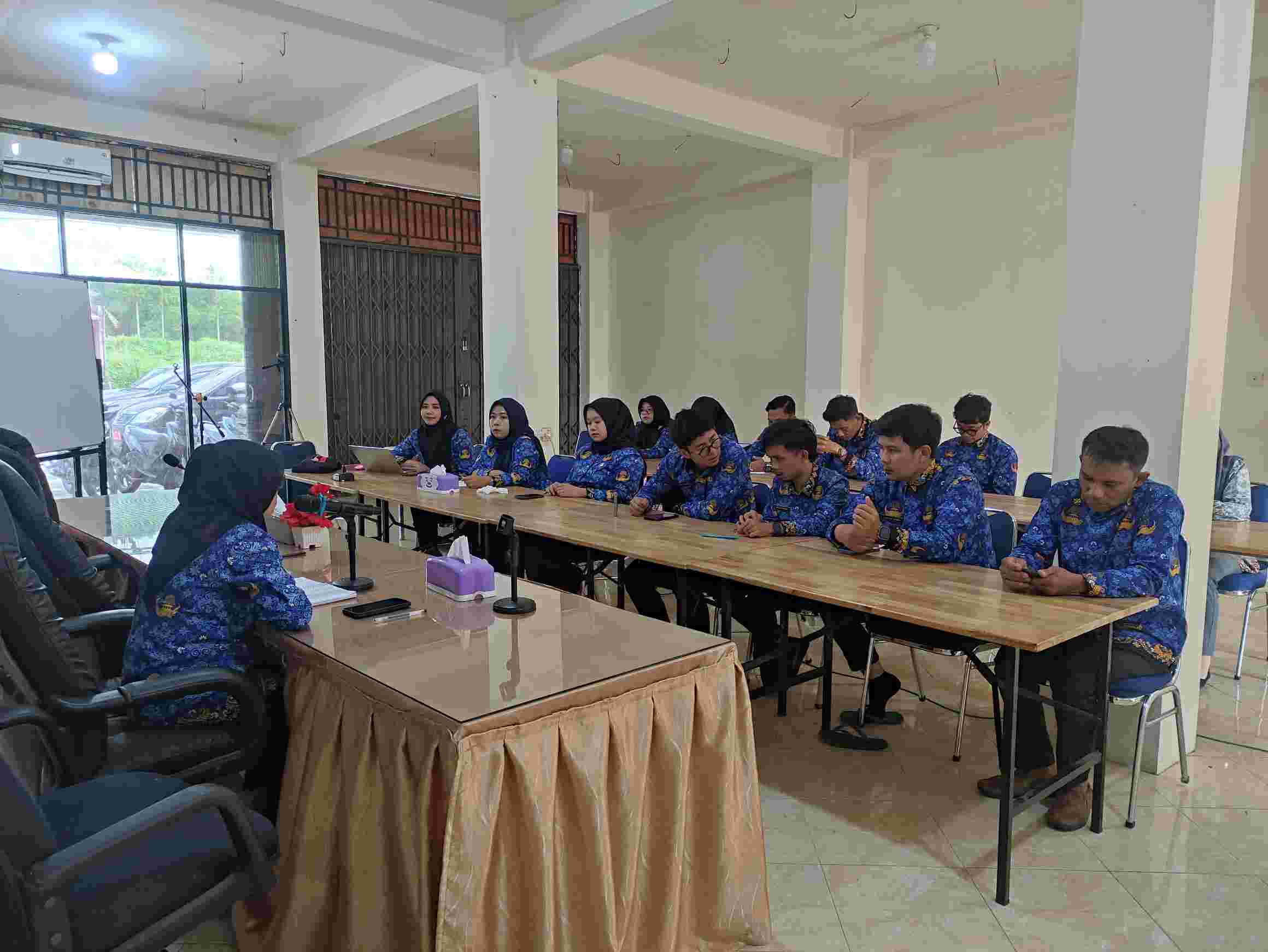 Rapat Evaluasi Rutin yang diikuti oleh seluruh jajaran staf sekretariat pada Kamis (16/04/2026). 