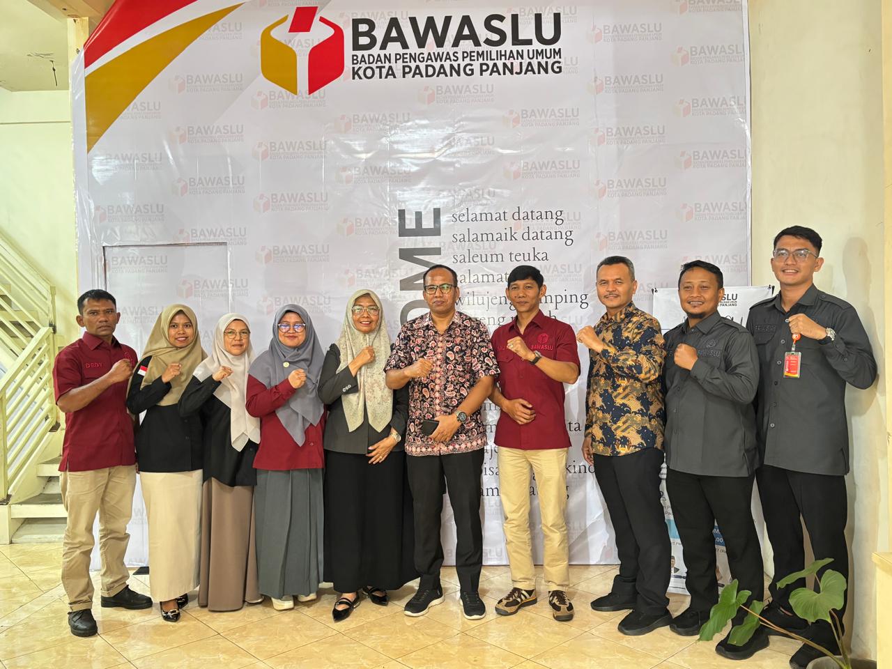 Foto bersama setelah kegiatan Rapat Koordinasi bertajuk "Simulasi Pembuatan Kajian Dugaan Pelanggaran Pemilu" pada Selasa (14/04/2026).