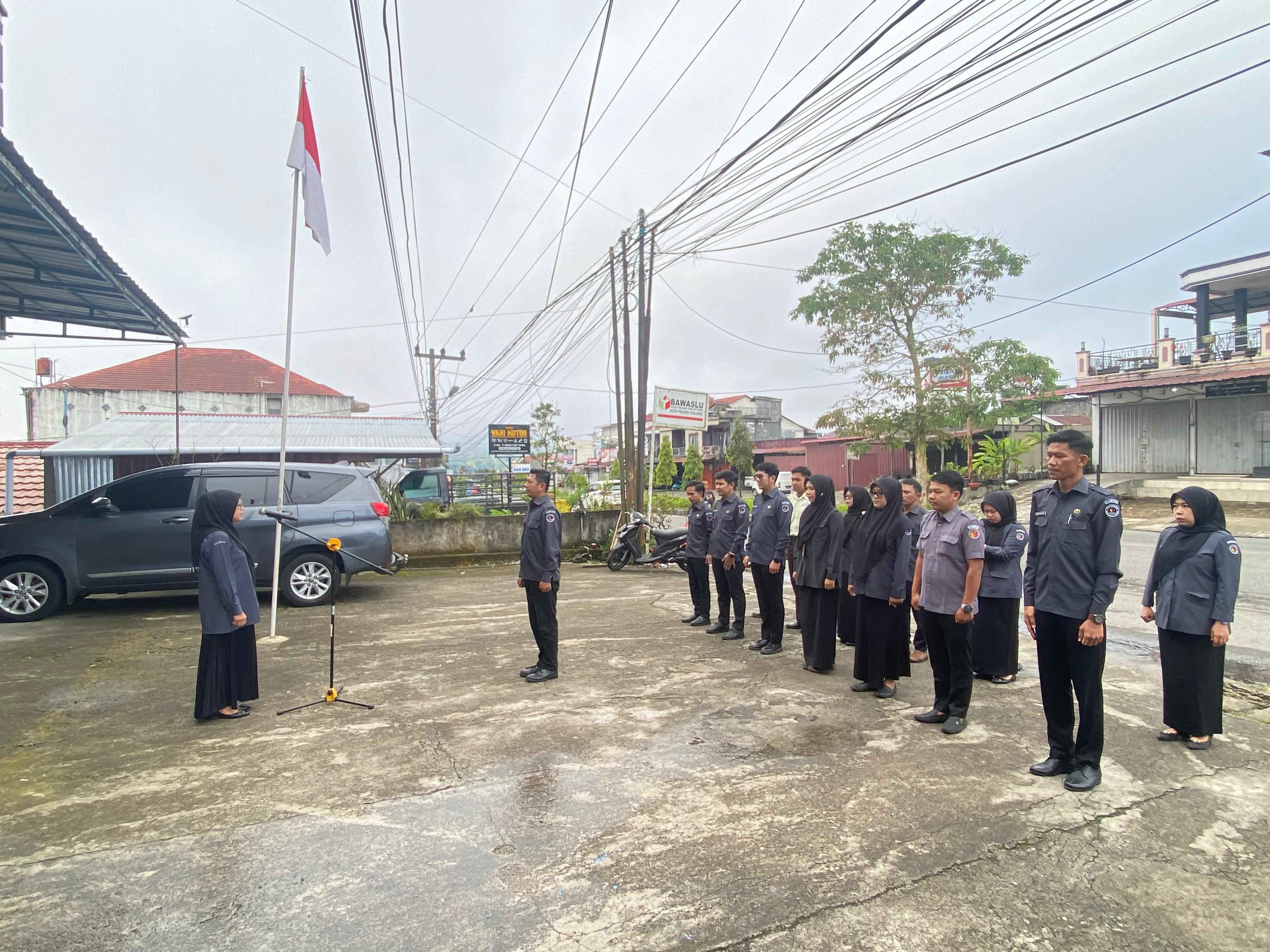 Bawaslu Kota Padang Panjang kembali mengawali pekan dengan pelaksanaan Apel Rutin di halaman kantor sekretariat pada Senin (20/04/2026).