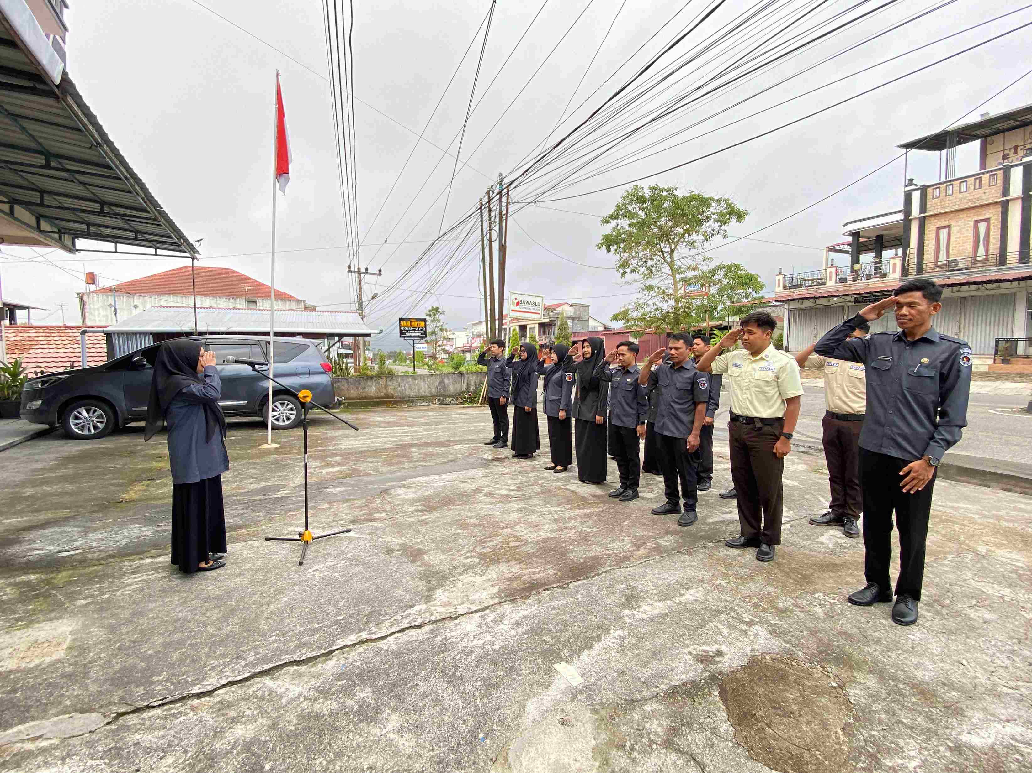 Apel Pagi rutin yang digelar di halaman kantor sekretariat pada Senin (27/04/2026), yang dipimpin langsung oleh Koordinator Sekretariat (Korsek), Novlinda.