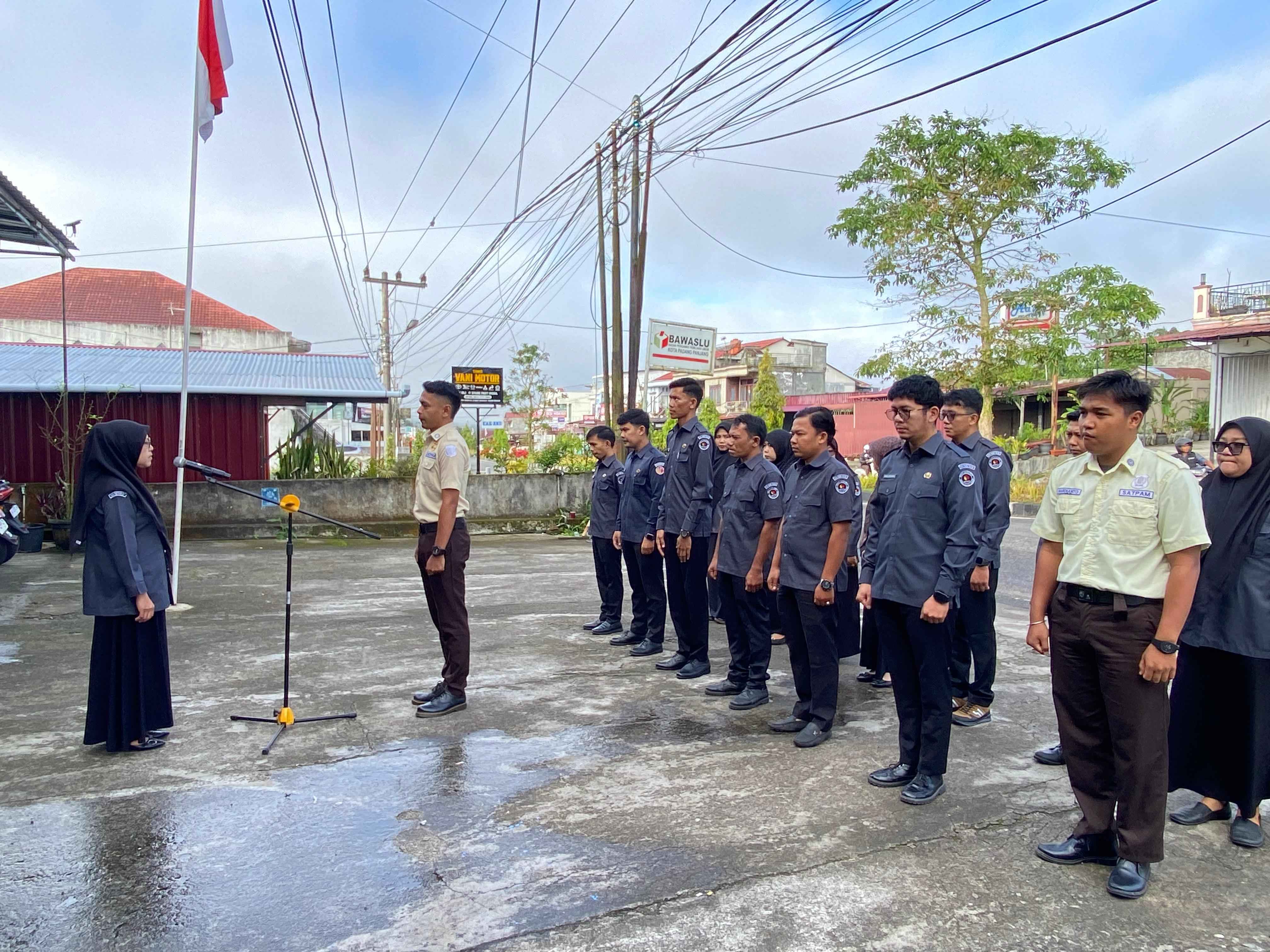 Apel rutin senin pagi yang diikuti oleh seluruh jajaran sekretariat di halaman kantor setempat, Senin (04/05/2026).