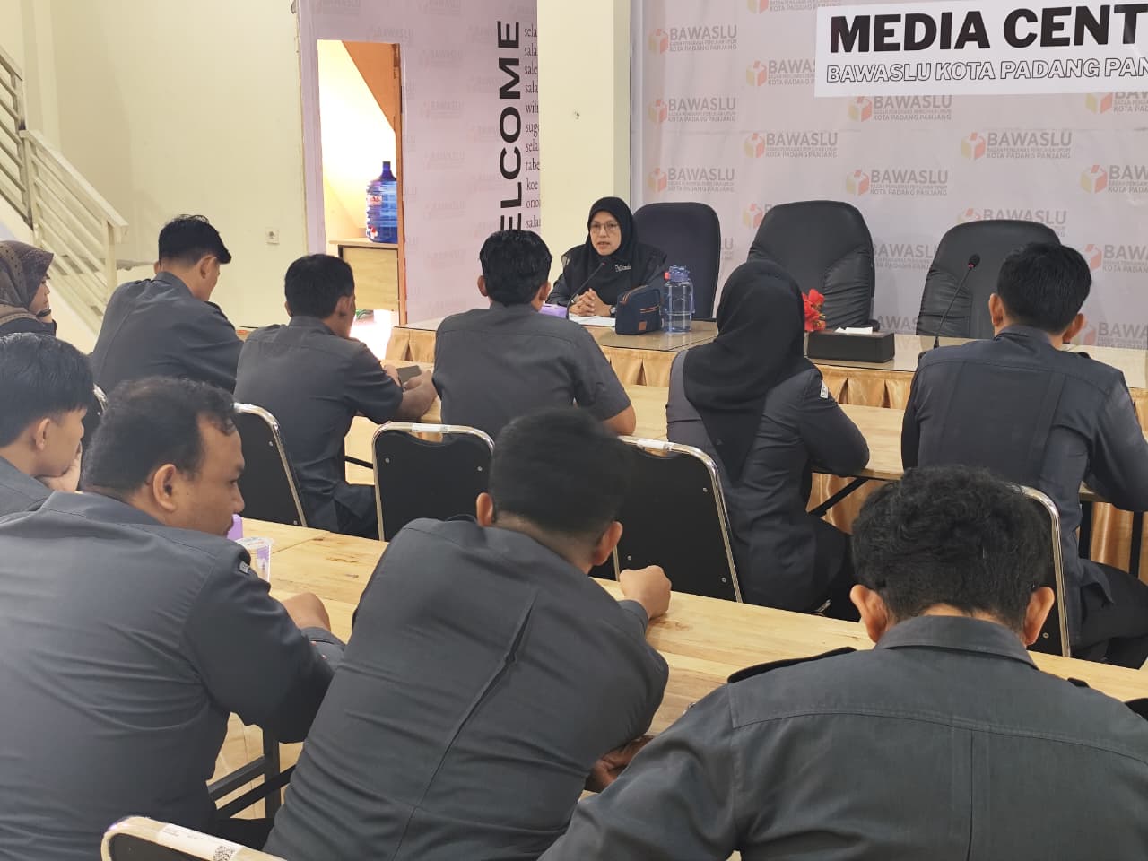 Bawaslu Kota Padang Panjang kembali menggelar rapat evaluasi internal rutin pada Senin (04/05/2026