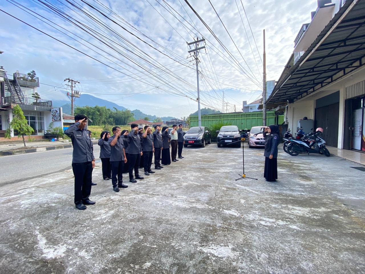 Bawaslu Kota Padang Panjang menggelar apel pagi rutin yang diikuti oleh seluruh jajaran staf sekretariat pada Senin (18/05/2026). 