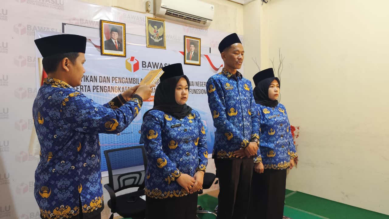  Tiga orang Calon Pegawai Negeri Sipil (CPNS) di lingkungan Bawaslu Kota Padang Panjang resmi mengambil sumpah dan janji sebagai Pegawai Negeri Sipil (PNS) Bawaslu Formasi Tahun Anggaran 2024. 