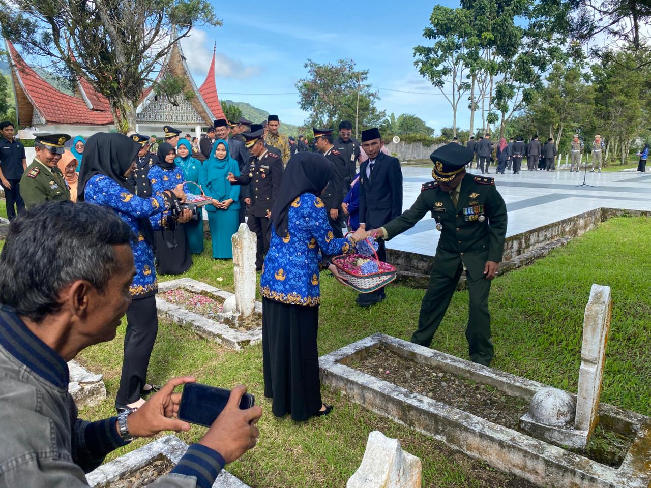 Ketua Bawaslu Kota Padang Panjang, Hidayatul Fajri, menghadiri kegiatan ziarah nasional dan tabur bunga di Taman Makam Pahlawan (TMP) Kusuma Sakti pada Rabu (20/05/2026). 
