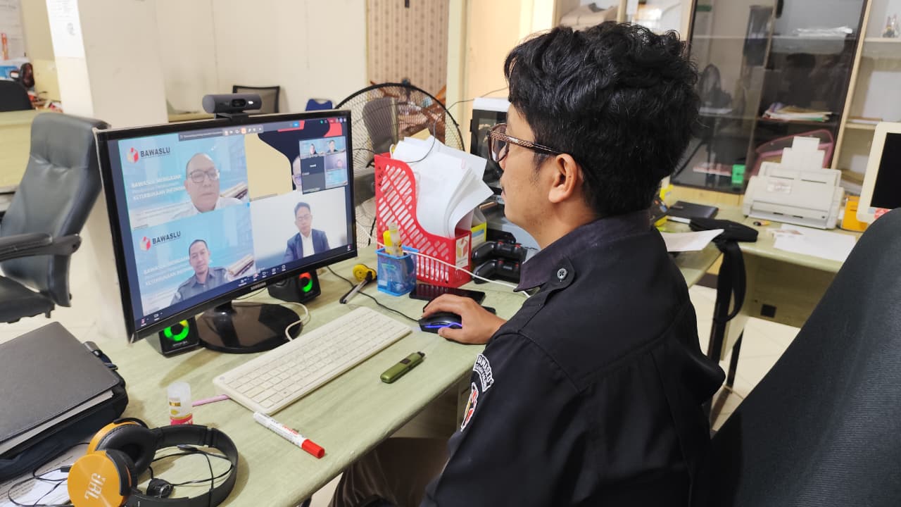 Staf Pelaksana Pejabat Pengelola Informasi dan Dokumentasi (PPID) Bawaslu Kota Padang Panjang mengikuti program strategis nasional bertajuk "Bawaslu Mengajar: Pembinaan Pelaksanaan Keterbukaan Informasi Publik