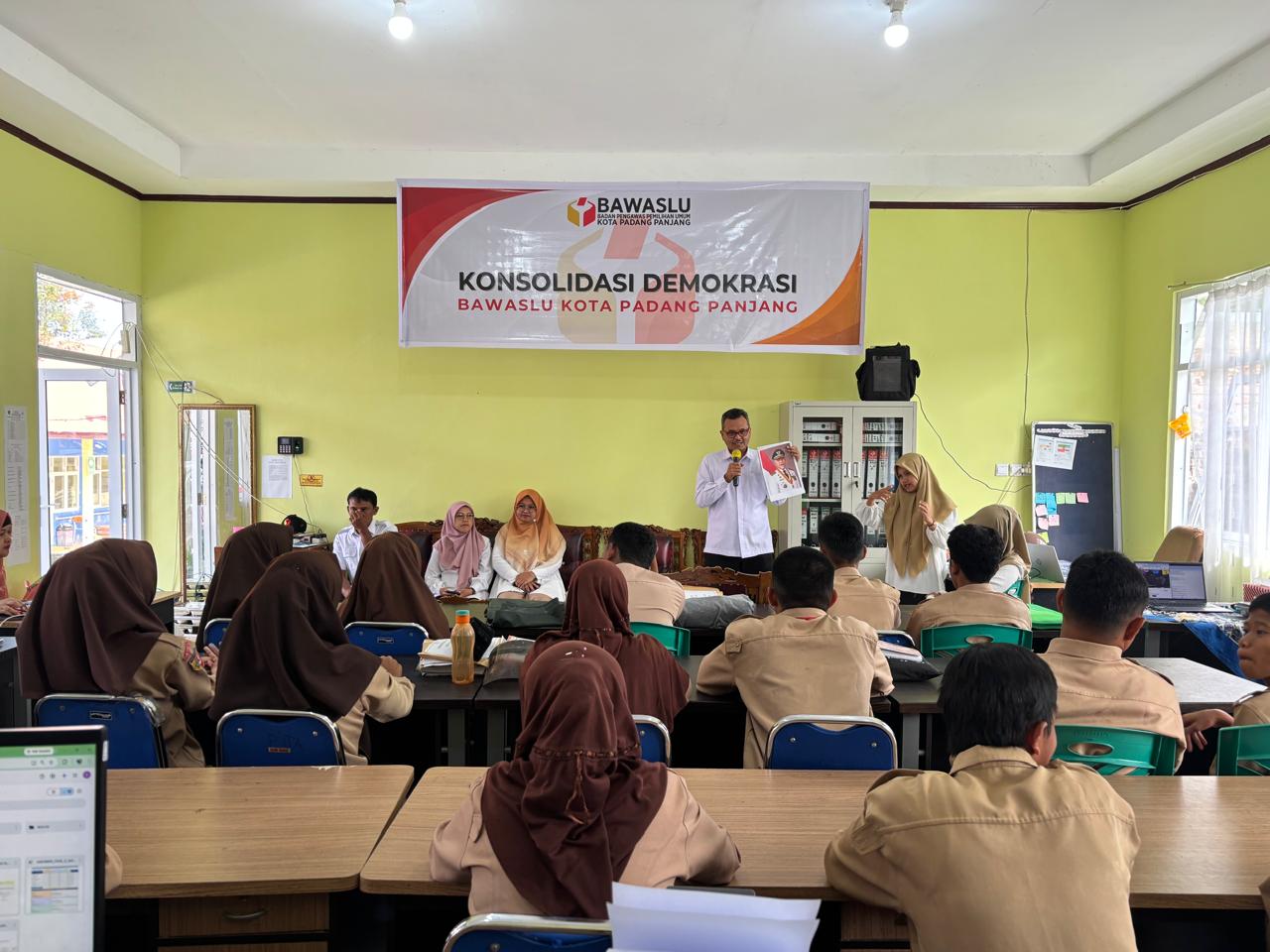 Bawaslu Kota Padang Panjang menyambangi Sekolah Luar Biasa (SLB) Negeri 1 Padang Panjang pada Rabu (10/06/2026)