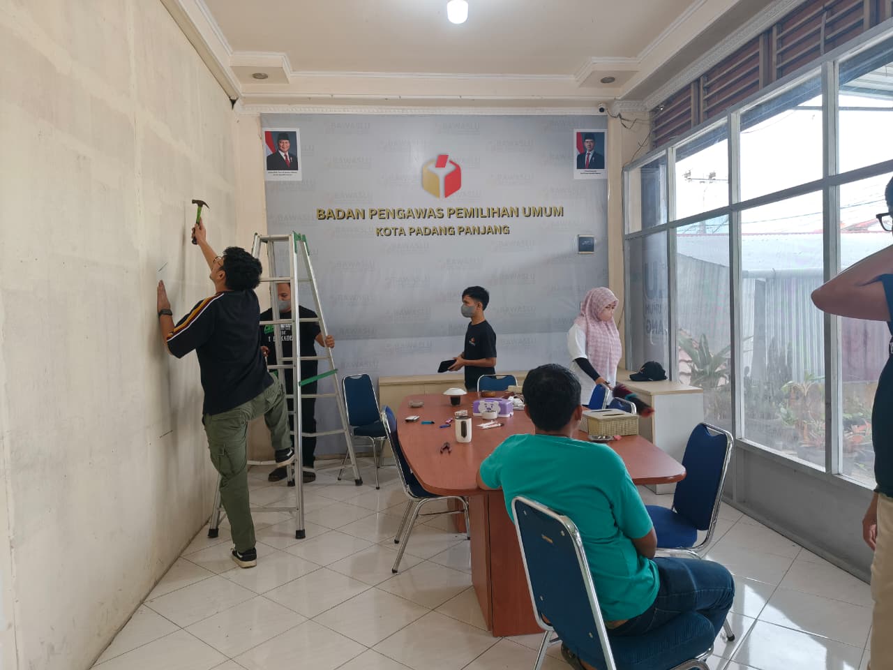 Dalam rangka mematangkan kesiapan menghadapi penilaian Monitoring dan Evaluasi (Monev) Pejabat Pengelola Informasi dan Dokumentasi (PPID), jajaran Bawaslu Kota Padang Panjang menggelar aksi gotong royong bersama pada Kamis (11/06/2026).
