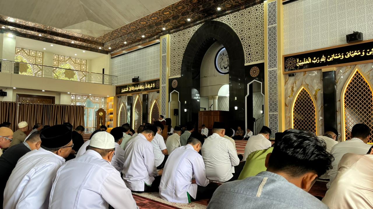  Ketua Bawaslu Kota Padang Panjang, Hidayatul Fajri, bersama Anggota Bawaslu, Agus Salim, menghadiri kegiatan Tabligh Akbar dalam rangka Peringatan Tahun Baru Islam 1 Muharram 1448 Hijriah / 2026 Masehi