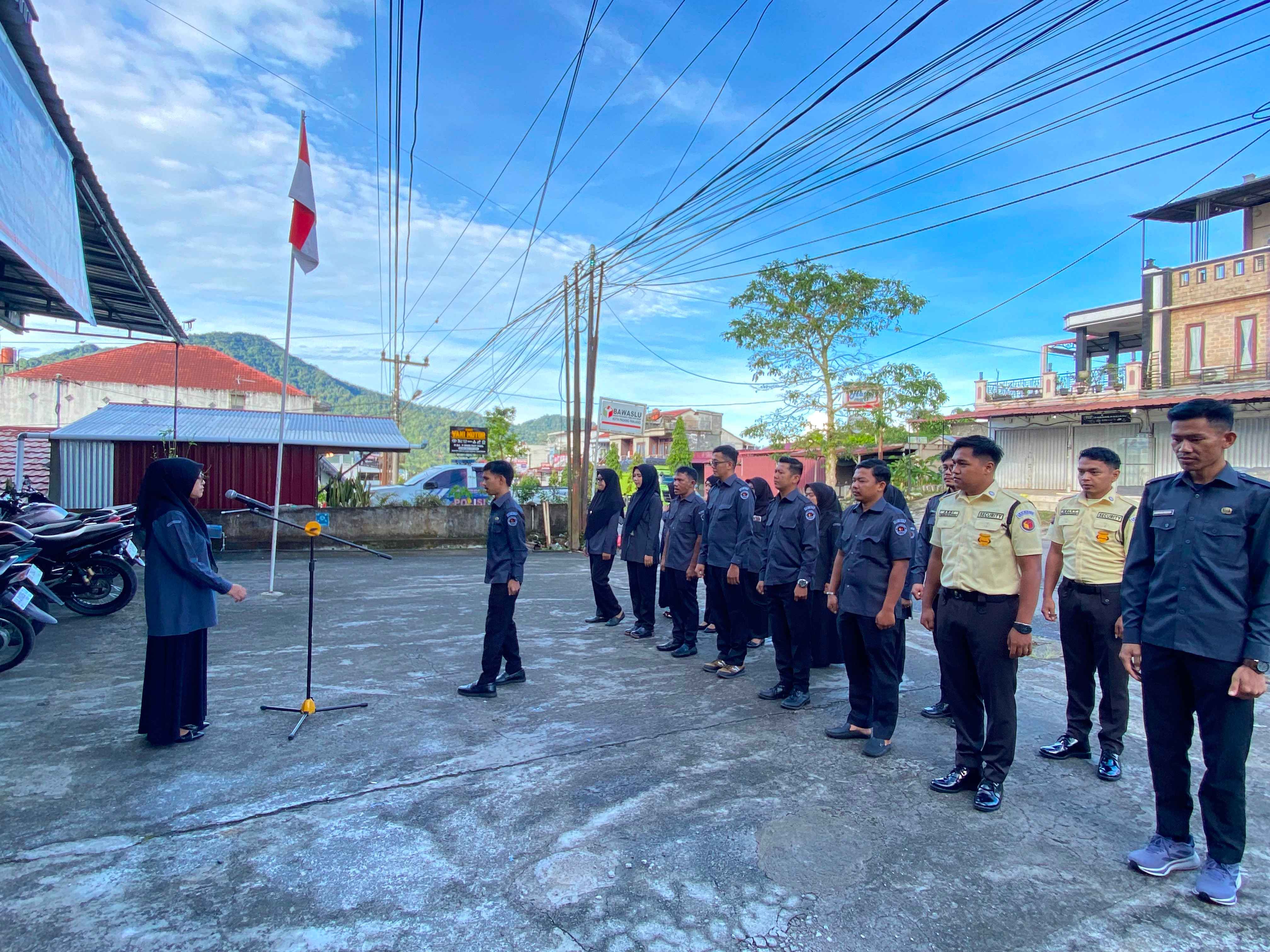 Bawaslu Kota Padang Panjang menggelar apel pagi rutin pada Senin (22/06/2026). 
