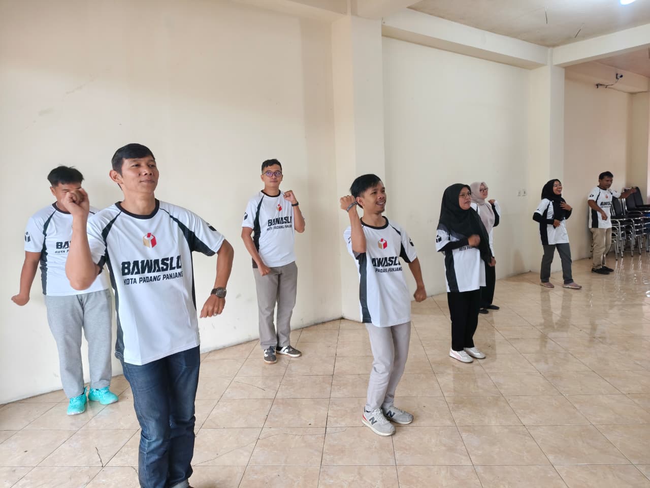  Jajaran Bawaslu Kota Padang Panjang menggelar kegiatan senam bersama dalam rangkaian program "Jumat Sehati" pada Jumat (24/07/2026) pagi