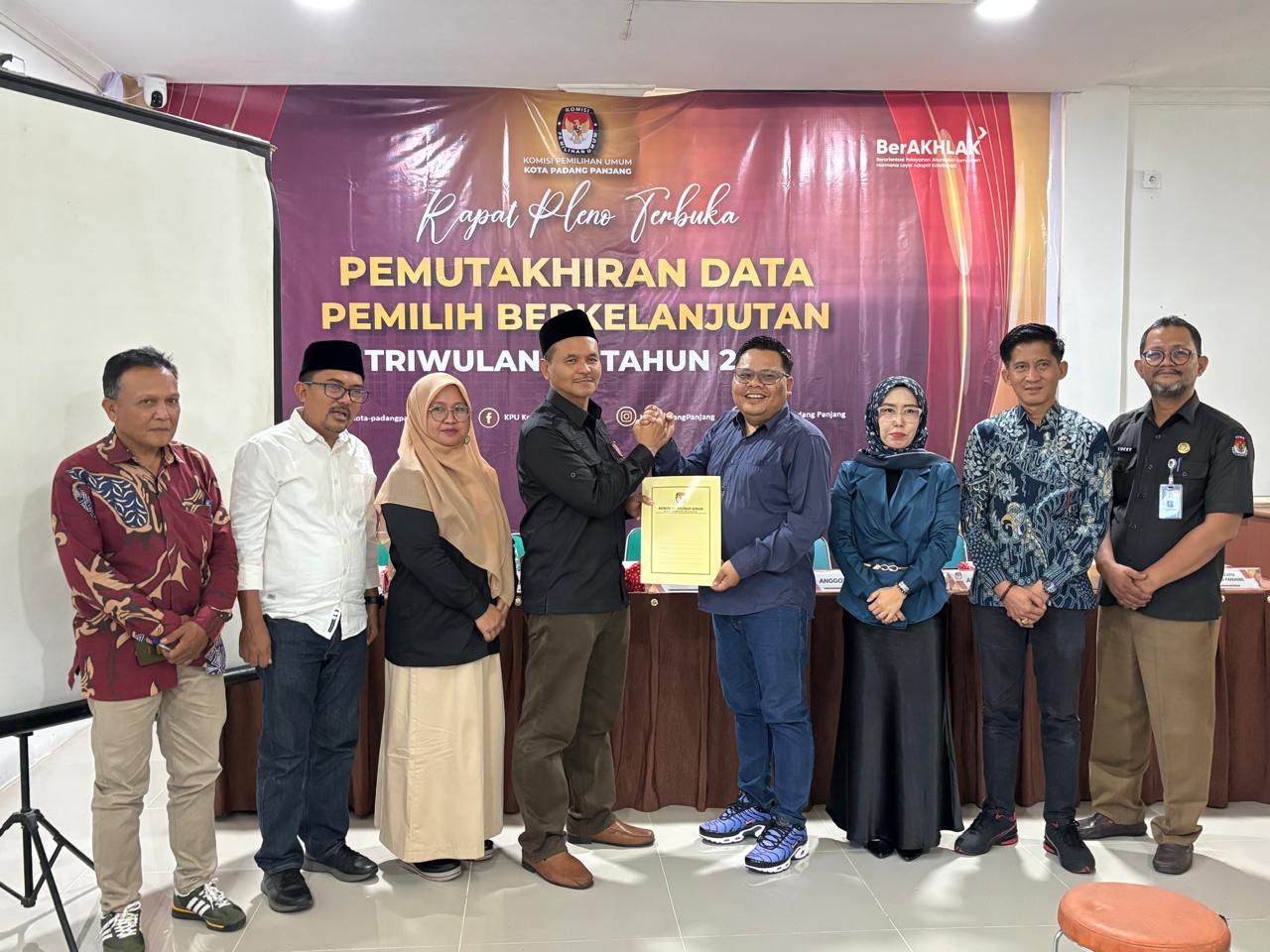 Rapat Pleno Terbuka Rekapitulasi Pemutakhiran Data Pemilih Berkelanjutan (PDPB) Triwulan II Tahun 2026 di Kantor KPU Kota Padang Panjang, Rabu (1/7/2026).