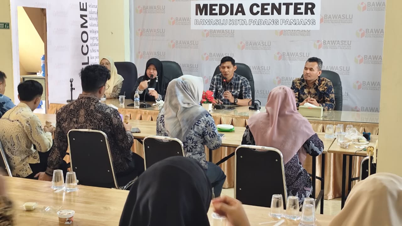 Bawaslu Kota Padang Panjang melaksanakan Rapat Finalisasi Pengisian Kuesioner Elektronik Monitoring dan Evaluasi (E-Monev) Keterbukaan Informasi Publik (KIP) Tahun 2026 pada Kamis (02/07/2026).
