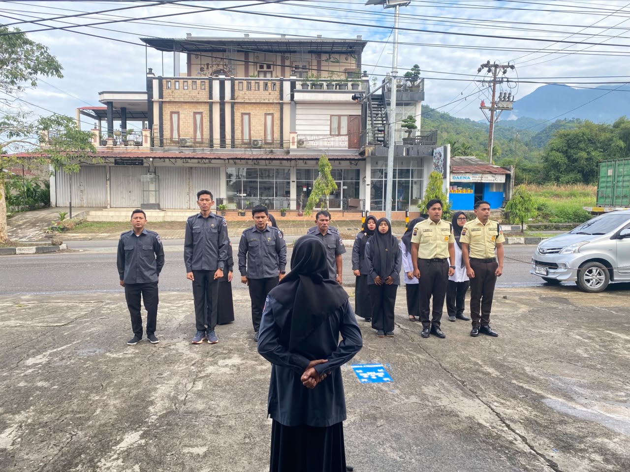 Bawaslu Kota Padang Panjang kembali melaksanakan apel rutin mingguan pada Senin (06/07/2026) pagi