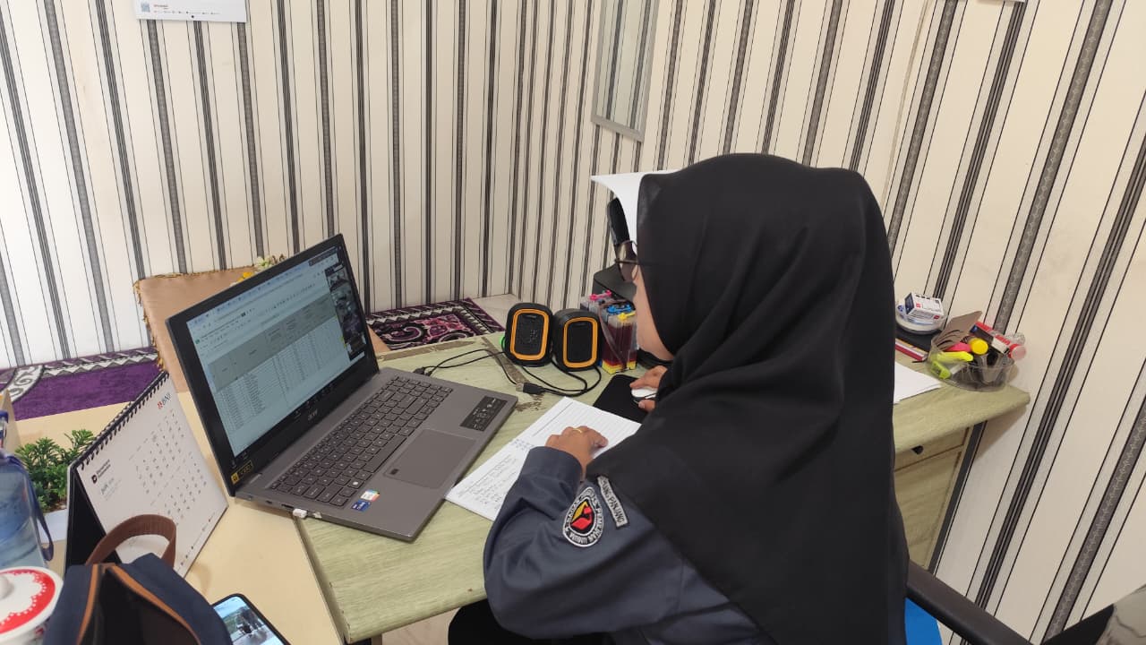 Koordinator Sekretariat (Korsek) Bawaslu Kota Padang Panjang, Novlinda, mengikuti "Rapat Permintaan dan Verifikasi Bukti Dukung Usulan Pembentukan Unit Kerja Mandiri (UKM)" secara daring pada Senin (06/07/2026)