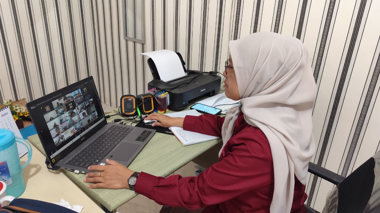 Bawaslu Kota Padang Panjang, Novlinda, mengikuti Rapat Koordinasi Pengelolaan Sasaran Kinerja Pegawai (SKP) dan Tunjangan Kinerja (Tukin) di lingkungan Bawaslu Provinsi Sumatera Barat pada Kamis (09/07/2026). 