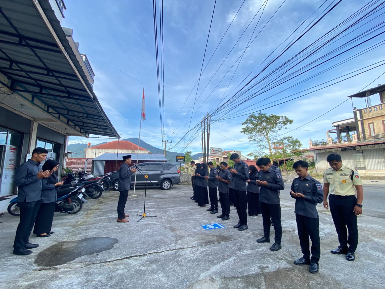Bawaslu Kota Padang Panjang kembali melaksanakan apel rutin mingguan pada Senin (13/07/2026) pagi di halaman kantor setempat