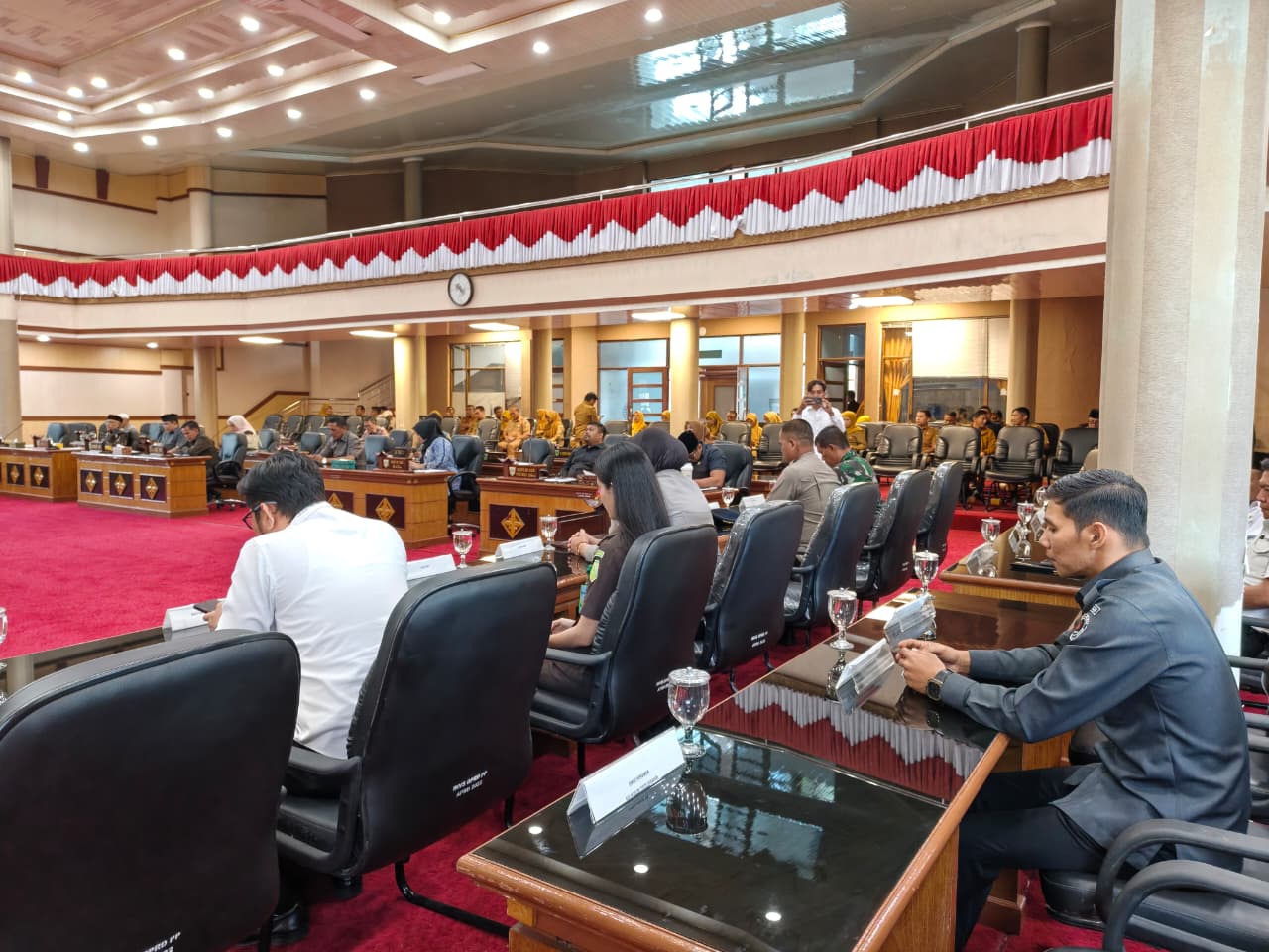 Ketua Bawaslu Kota Padang Panjang, Hidayatul Fajri, menghadiri Rapat Paripurna Dewan Perwakilan Rakyat Daerah (DPRD) Kota Padang Panjang pada Senin (13/07/2026). 