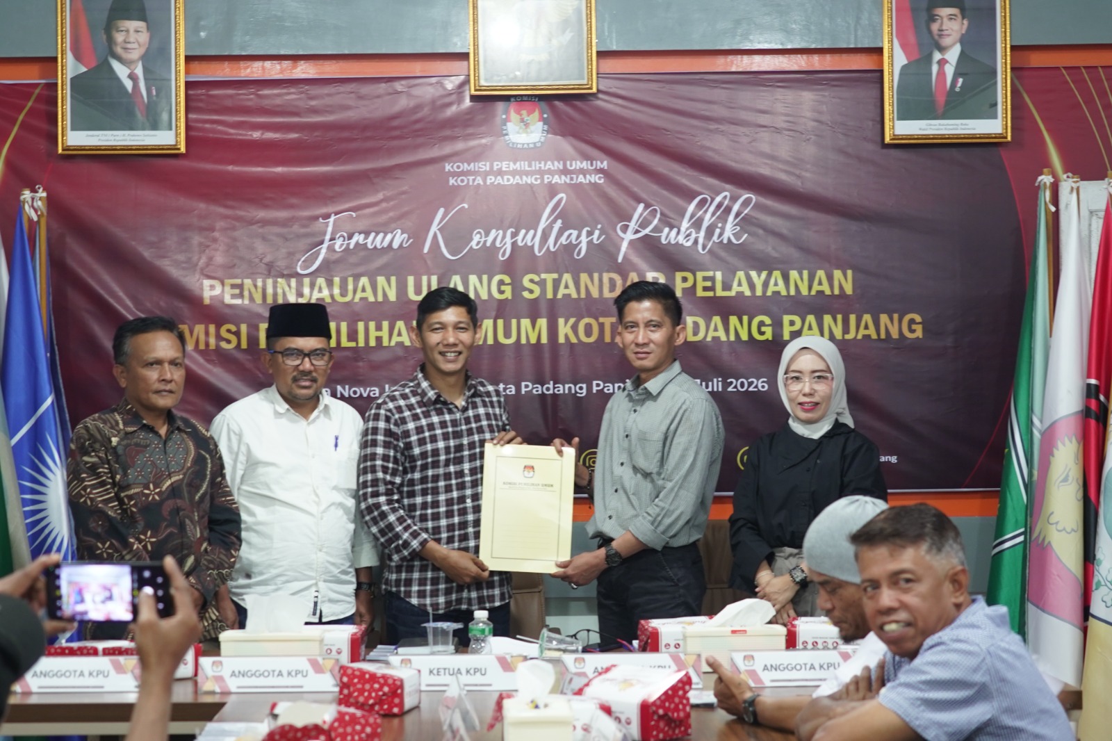 Ketua Bawaslu Kota Padang Panjang, Hidayatul Fajri, menghadiri kegiatan Forum Konsultasi Publik yang diselenggarakan oleh Komisi Pemilihan Umum (KPU) Kota Padang Panjang.