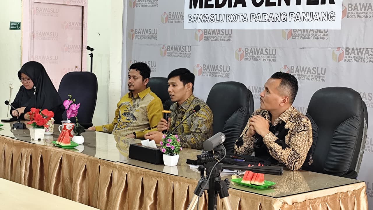 Ketua Bawaslu Kota Padang Panjang, Hidayatul Fajri, menyampaikan pesan mendalam serta menaruh harapan besar kepada seluruh kader yang telah menyelesaikan masa pendidikan.