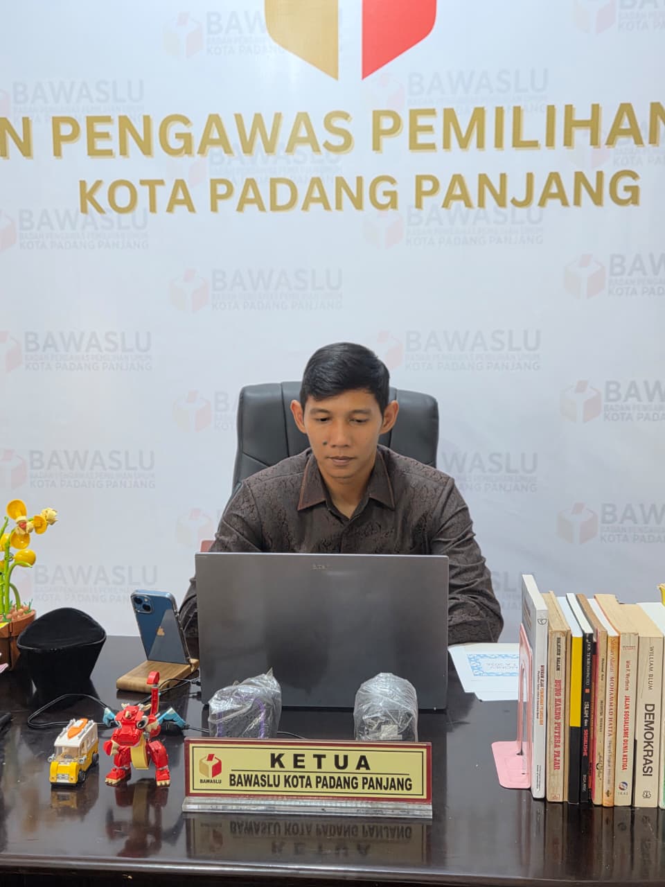 Rapat Daring “Monitoring dan Evaluasi (Monev) Pemantauan Pelaksanaan Program Kegiatan Semester I Bawaslu Kabupaten/Kota se-Sumatera Barat” pada Rabu (22/07/2026).