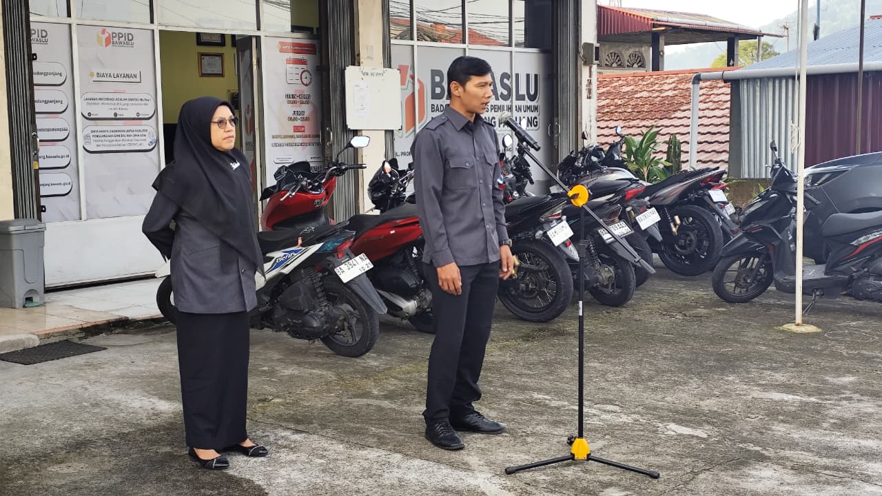 Ketua Bawaslu Kota Padang Panjang, Hidayatul Fajri, memimpin pelaksanaan apel pagi rutin di halaman Kantor Bawaslu Kota Padang Panjang pada Senin (27/07/2026).
