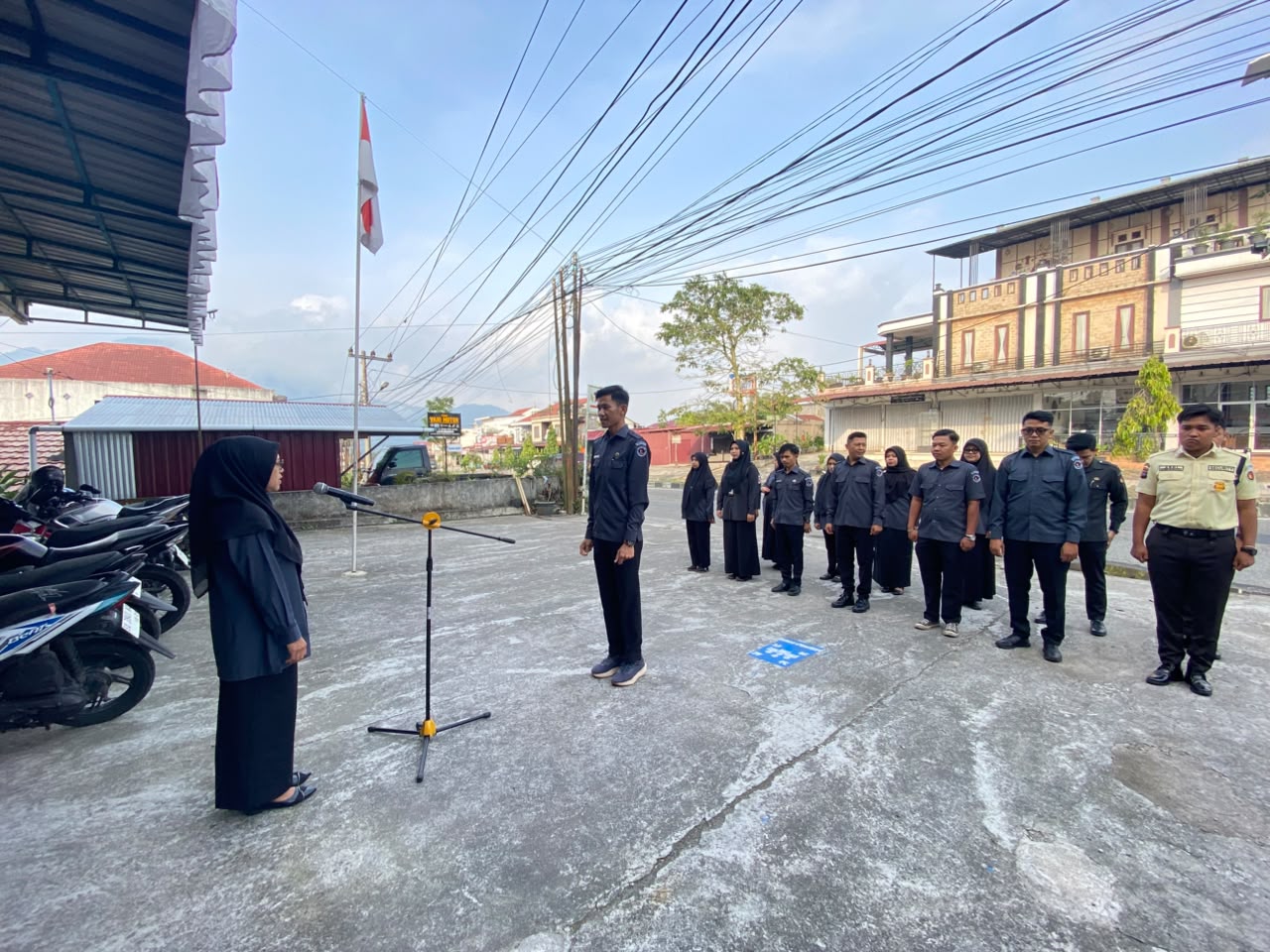 Koordinator Sekretariat (Korsek) Bawaslu Kota Padang Panjang, Novlinda, memimpin pelaksanaan apel pagi rutin di halaman Kantor Bawaslu Kota Padang Panjang pada Senin (03/08/2026). 