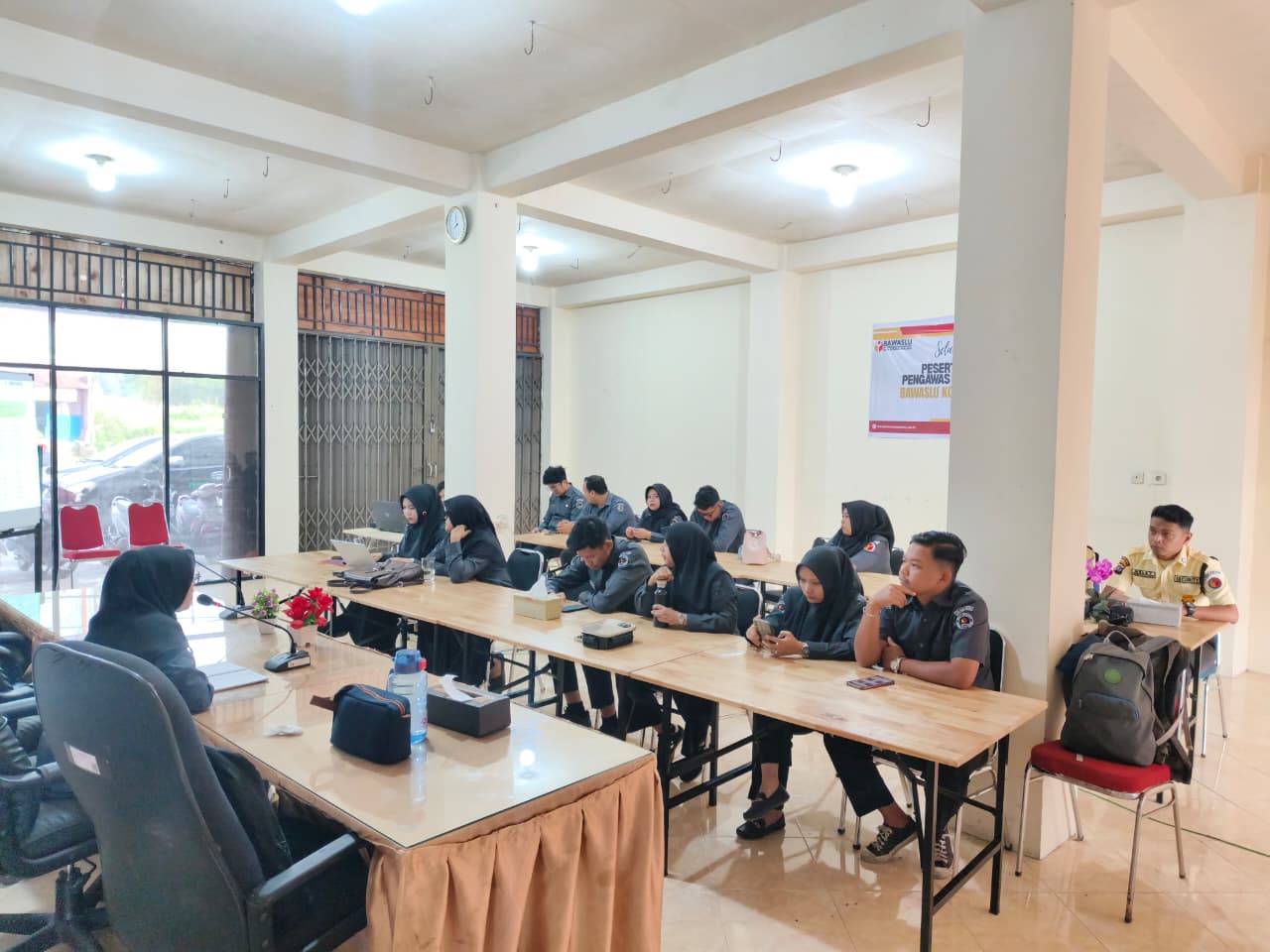 Bawaslu Kota Padang Panjang menggelar Rapat Evaluasi Bulanan Rutin di Aula Kantor Bawaslu Kota Padang Panjang pada Senin (03/08/2026).