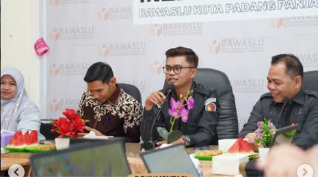 Anggota Bawaslu Provinsi Sumatera Barat, Febrian Bartez saat membuka kegiatan menyampaikan apresiasi dan terima kasih kepada seluruh jajaran