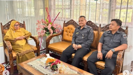 Anggota Bawaslu Kota Padang Panjang, Agus Salim didampingi oleh staf, Rahmah Tika Saufi dan Richi Aulia mengunjungi SMAN 2 Padang Panjang dan MAN 3 Padang Panjang 