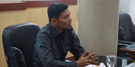 etua Bawaslu Kota Padang Panjang, Hidayatul Fajri menghadiri Rapat Paripurna DPRD Kota Padang Panjang dengan agenda Penyampaian Jawaban Wali Kota atas Pandangan Umum Fraksi-Fraksi DPRD terhadap sejumlah Rancangan Peraturan Daerah (Ranperda), Senin (5/10).